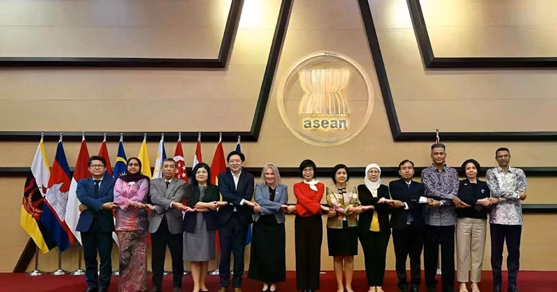 Les délégués posent pour une photo de groupe lors de la 13e réunion du Comité mixte de coopération ASEAN-Nouvelle-Zélande (ANZJCC), à Jakarta, le 9 mai. Photo : VNA.