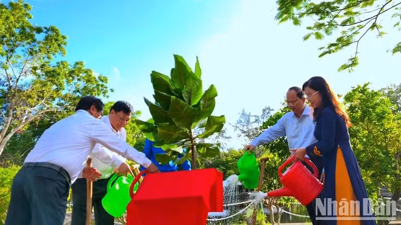 Ca Mau lance une campagne de plantation d’arbres en l’honneur de l’anniversaire du président Ho Chi Minh.