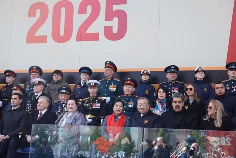 Le secrétaire général du Comité central du Parti communiste du Vietnam To Lam (3e à droite, première ligne) et son épouse Ngo Phuong Ly à la célébration de la Victoire dans la Grande Guerre patriotique. Photo : VNA.
