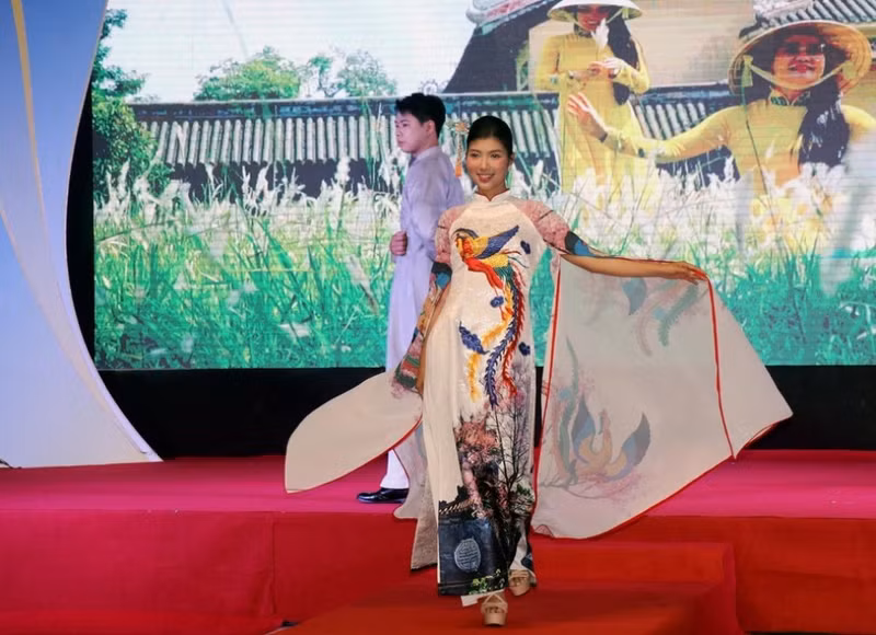 L'exposition consacrée à l’ao dai se tient du 29 mai au 15 juin au musée provincial de Quang Ninh. Photo : VNA. L'exposition consacrée à l’ao dai se tient du 29 mai au 15 juin au musée provincial de Quang Ninh. Photo : VNA.