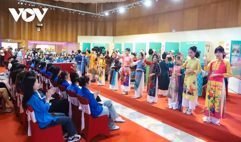 Conçus par des stylistes renommés de Hue, une trentaine de modèles traditionnels présentés à l’exposition offrent au public de Ha Long une immersion vivante dans l’esthétique de l’ao dai. Photo : VOV. Conçus par des stylistes renommés de Hue, une trentaine de modèles traditionnels présentés à l’exposition offrent au public de Ha Long une immersion vivante dans l’esthétique de l’ao dai. Photo : VOV.