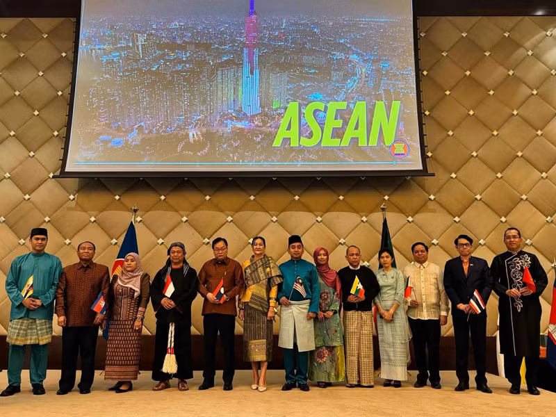 Les ambassadeurs des pays de l’ASEAN au Koweït en tenue nationale traditionnelle. Photo : BQT.