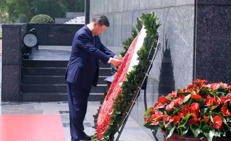 Le secrétaire général du Comité central du Parti communiste chinois et président chinois, Xi Jinping rend hommage au Président Hô Chi Minh en son mausolée à Hanoï. Photo : VNA. Le secrétaire général du Comité central du Parti communiste chinois et président chinois, Xi Jinping rend hommage au Président Hô Chi Minh en son mausolée à Hanoï. Photo : VNA.