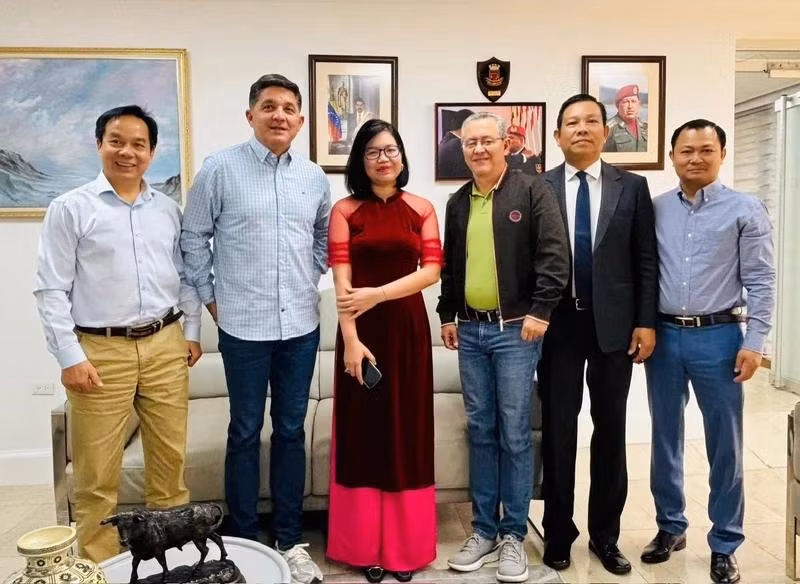 Le ministre vénézuélien de l’Agriculture et des Terres Julio Leon (en blouson noir) lors de la rencontre avec la délégation vietnamienne. Photo : NDEL.