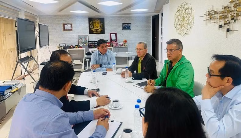 Le vice-président Jorge Marquez (en blouson vert) lors de la rencontre avec la délégation vietnamienne. Photo : NDEL.