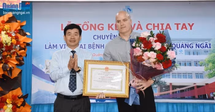 Remise d'un certificat de mérite au docteur Jorge Luis Diaz Puebla. Photo : baoquangngai.