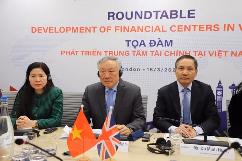 Le vice-Premier ministre permanent Nguyen Hoa Binh (centre) lors du séminaire sur la construction et le développement de centres financiers internationaux au Vietnam. Photo : VNA