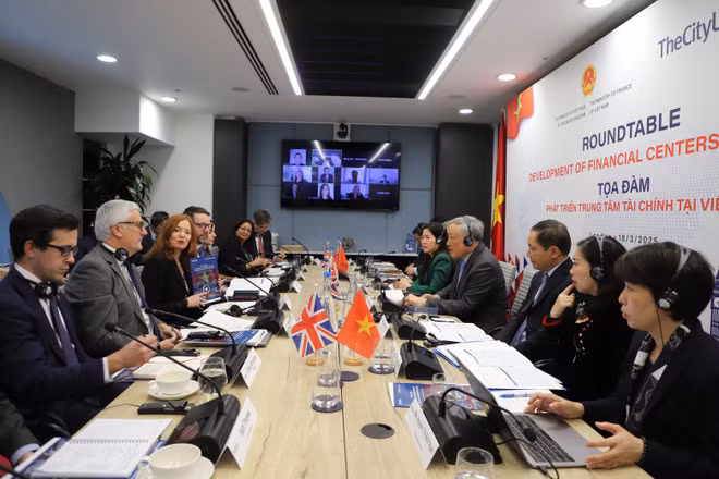 Séminaire sur la construction et le développement de centres financiers internationaux au Vietnam. Photo : VNA