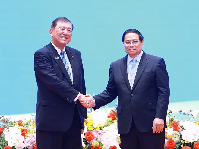Le Premier ministre Pham Minh Chinh (à droite) et son homologue japonais Ishiba Shigeru, à Hanoi, le 28 avril. Photo : VNA.