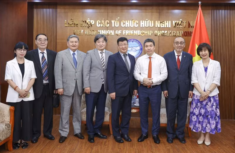 L’Union des organisations d’amitié du Vietnam reçoit la délégation des diplomates retraités de Mongolie. Photo : TĐ.