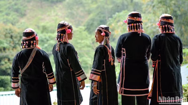 À l'heure où la modernisation progresse, la préservation des costumes traditionnels des Ha Nhi devient plus importante. À l'heure où la modernisation progresse, la préservation des costumes traditionnels des Ha Nhi devient plus importante.