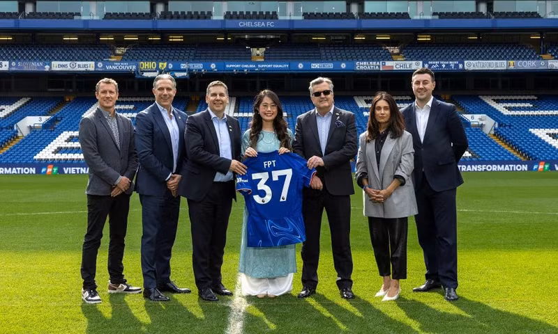 Des représentants du Chelsea FC et du FPT au stade de Stamford Bridge lors de l'événement d'annonce de coopération. Photo : FPT.