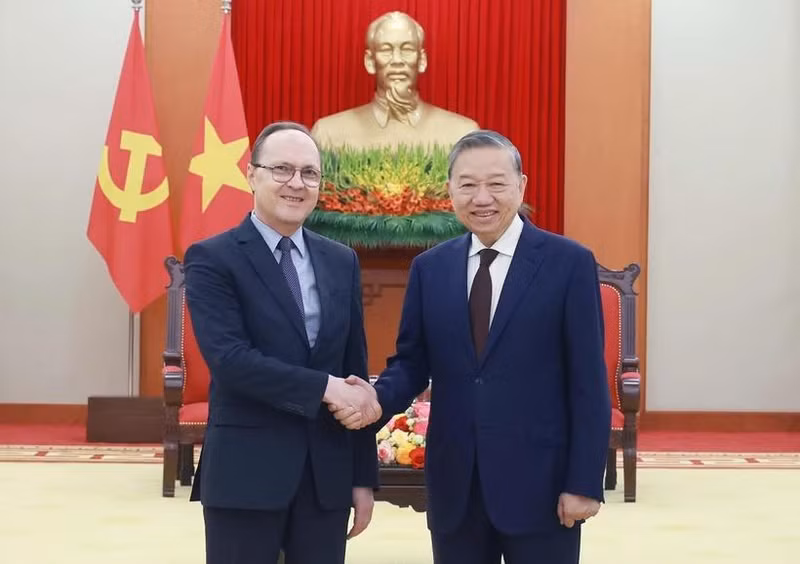 Le secrétaire général du Parti communiste du Vietnam (PCV) Tô Lâm (droite) reçoit l'ambassadeur de Russie au Vietnam Gennady Bezdetko. Photo : VNA.