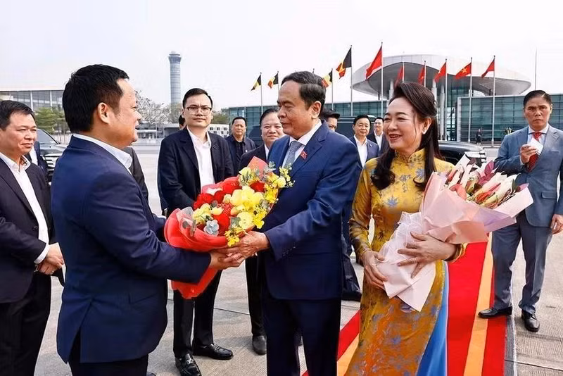 Le président de l'Assemblée nationale (AN), Tran Thanh Man, et son épouse avant leur départ pour les visites officielles en Arménie et en Ouzbékistan. Photo: VNA.