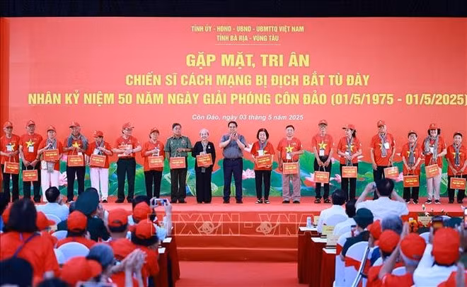 Le chef du gouvernement offre des présents aux anciens soldats révolutionnaires vietnamiens qui ont subi l'emprisonnement ennemi, ainsi qu'à leurs familles. Photo : VNA.