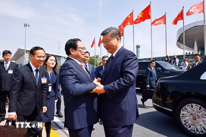Le Premier ministre Pham Minh Chinh (gauche) dit au revoir le leader chinois Xi Jinping à l'aéroport international de Nôi Bài. Photo : VNA.