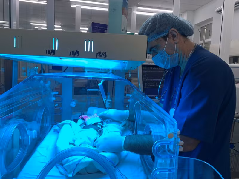 Un expert médical cubain observe des cas complexes pour transférer leur expérience et fournir un soutien professionnel à l'équipe médicale de l'hôpital provincial d'obstétrique et de pédiatrie de Quang Ngai. Photo : hôpital obstétrique et pédiatrique de Quang Ngai.