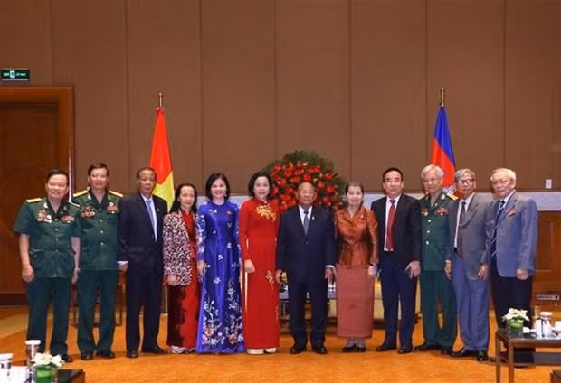 Le Président de l’Assemblée nationale du Cambodge, Samdech Heng Samrin, et la délégation de l’Association d’amitié Vietnam-Cambodge, à Hanoi, le 13 septembre. Photo : VNA