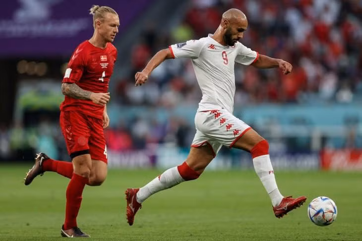 Issam Jebali à la lutte avec Simon Kjaer | Photo: AFP
