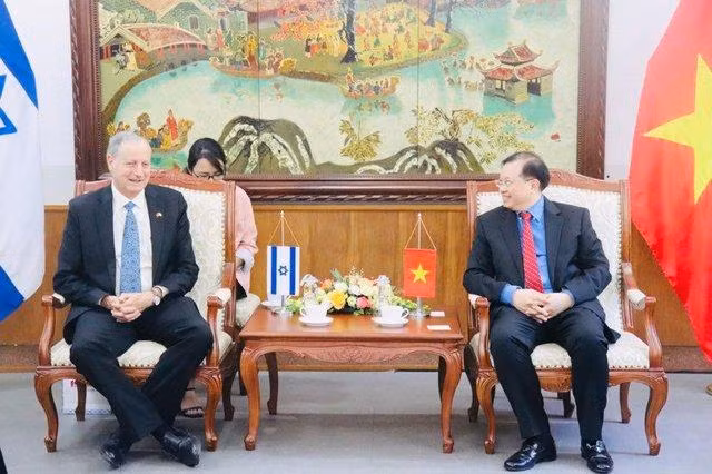 Le vice-ministre vietnamien de la Culture, du Sport et du Tourisme, Ta Quang Dông (à droite) et l’ambassadeur d'Israël au Vietnam, Yaron Mayer. Photo : toquoc.vn.
