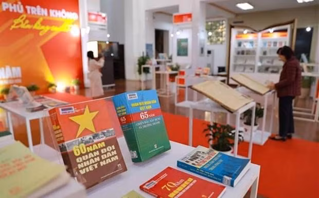 Des documents présentés à l'exposition. Photo : VNA