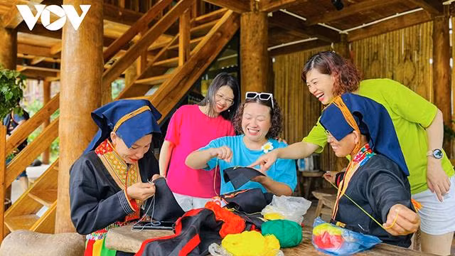 Ils pourront aussi apprendre à broder des costumes traditionnels Dao Thanh Phan. Ils pourront aussi apprendre à broder des costumes traditionnels Dao Thanh Phan.
