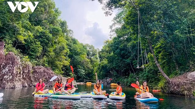À leur arrivée, les visiteurs peuvent s’adonner à des activités de plein air, notamment du kayak, des promenades et des randonnées. À leur arrivée, les visiteurs peuvent s’adonner à des activités de plein air, notamment du kayak, des promenades et des randonnées.