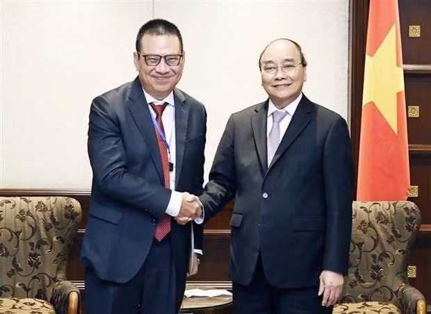Le Président Nguyên Xuân Phuc (à droite) reçoit le PDG du groupe SCG, Roongrote Rangsiyopash. Photo: VNA