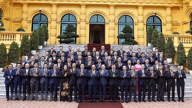 Le Président Nguyên Xuân Phuc et des responsables des entreprises étatiques, le 10 octobre à Hanoi. Photo : VNA