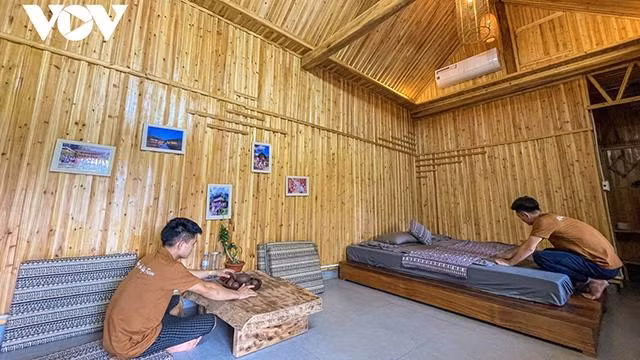 Actuellement, le village de Khe Phuong compte un total de 30 ménages travaillant dans le tourisme. Actuellement, le village de Khe Phuong compte un total de 30 ménages travaillant dans le tourisme.
