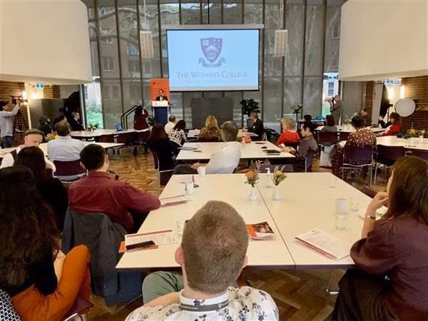 Des délégués assistent au colloque, le 21 septembre à Sydney. Photo: VNA