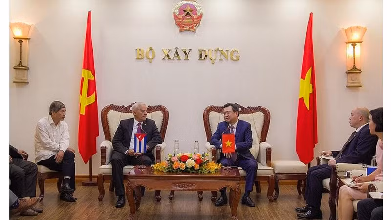 Rencontre entre le ministre de la Construction Nguyên Thanh Nghi et le premier vice-ministre cubain des Affaires étrangères, Gerardo Penalver Portal, le 30 août à Hanoi. Photo : baoquocte.vn.