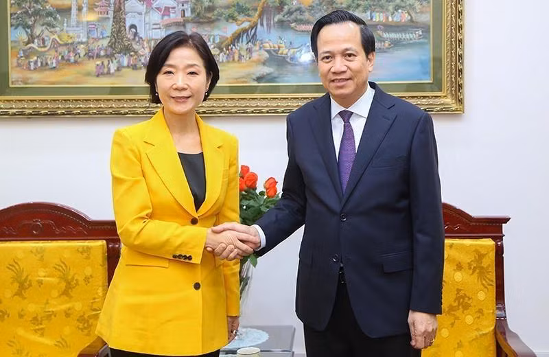 Dào Ngoc Dung, ministre du Travail, des Invalides de guerre et des Affaires étrangères (à droite) et l’ambassadrice sud-coréenne au Vietnam, Oh Young Ju. Photo : thoidai.com.vn.