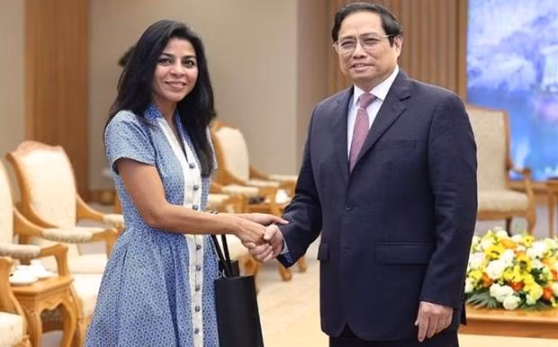 Le Premier ministre Pham Minh Chinh et Era Dabla-Norris, cheffe de l'équipe de supervision du FMI sur la macroéconomie et la finance et la monnaie des pays membres. Photo : VNA.