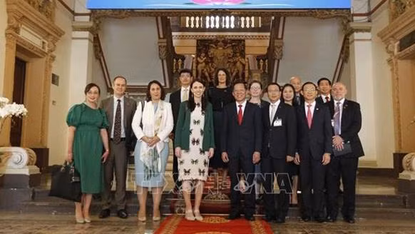 Le président du Comité populaire de Hô Chi Minh-Ville, Phan Van Mai et la Première ministre néo-zélandaise Jacinda Ardern. Photo : VNA.