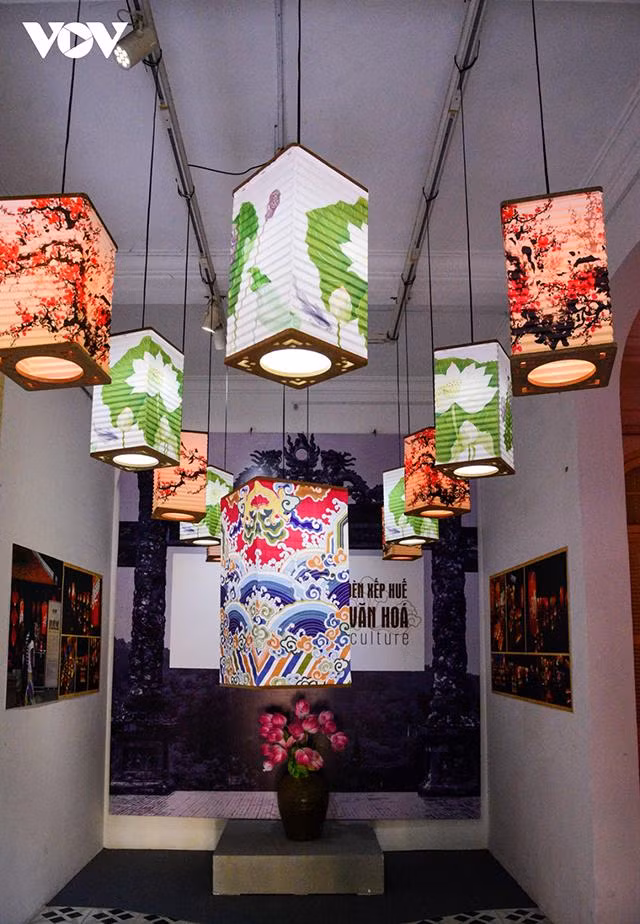 Ce décor contribue à faire découvrir aux visiteurs des aspects de la culture locale.