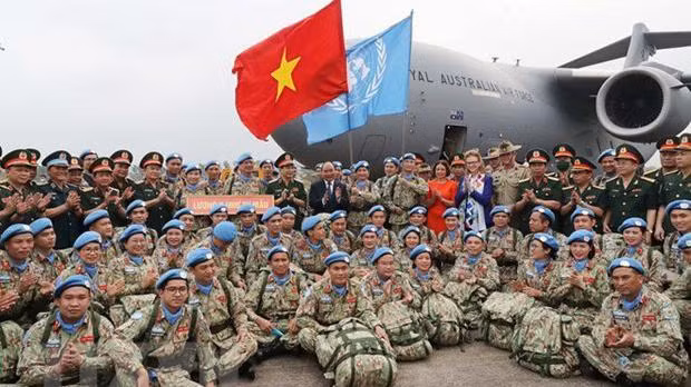 Le Président Nguyên Xuân Phuc et le ministre de la Défense Phan Van Giang et les officiers de la première équipe du génie et du 4e hôpital de campagne de niveau 2 avant leur départ en mission de maintien de la paix. Photo : VNA