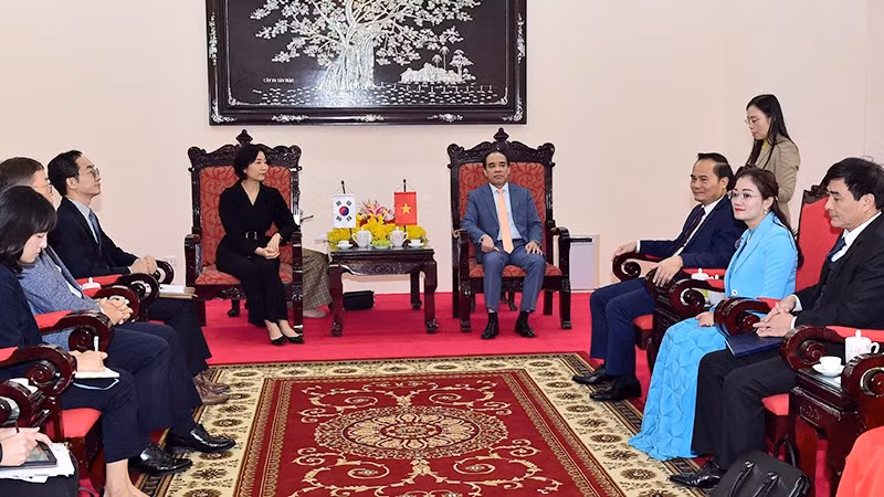 Séance de travail entre Châu Van Lâm, secrétaire du Comité provincial du Parti de Tuyên Quang et la délégation de l’ambassade de la République de Corée au Vietnam. Photo : NDEL.