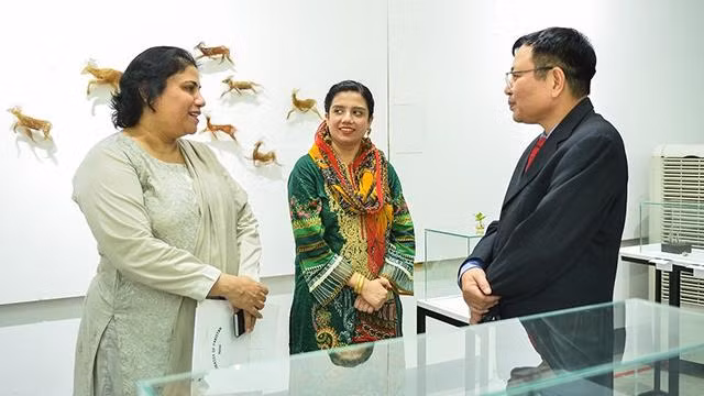 L'ambassadrice pakistanaise, Samina Mehtab (à gauche) lors d’une exposition d'art pakistanais contemporain à l'Université des beaux-arts industriels de Hanoï fin juin 2022. Photo : quochoi.vn