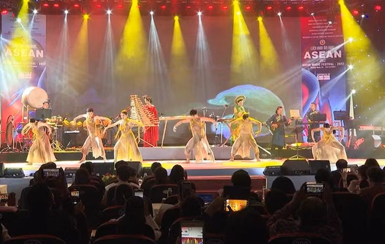 Un spectacle lors du Festival de musique de l'ASEAN 2022 à Quang Nam. Photo : NDEL.