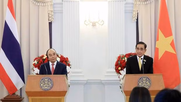 Le Président vietnamien Nguyên Xuân Phuc ( à gauche) et le Premier ministre thaïlandais Prayuth Chan-o-cha lors de la conférence de presse, à Bangkok, le 16 novembre. Photo : VNA.