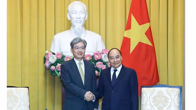 Le Président Nguyên Xuân Phuc (à droite) serrant la main du ministre de l’Administration judiciaire nationale, Cour suprême de la République de Corée, Kim Sang-Hwan. Photo : VNA.