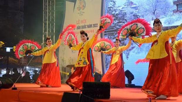 Représentation artistique lors de la cérémonie d'ouverture du festival Vietnam - République de Corée. Photo: VNA
