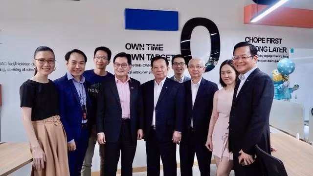 Le Vice-Premier ministre singapourien Heng Swee Keat (4e à partir de la gauche) et les dirigeants de Becamex, VSIP et Block71 Saigon. Photo : vtv