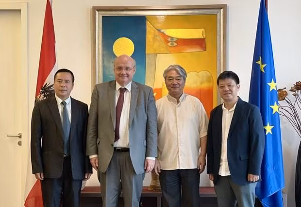 L’ambassadeur autrichien au Vietnam, Hans Peter Glanzer (2e à gauche), et le chef d’orchestre du VNSO, Honna Tetsuji (2e à droite), lors de la conférence de presse déroulée le 15 novembre pour présenter le prochain concert célébrant le 50e anniversaire des relations vietnamo-autrichiennes. Photo : CVN.