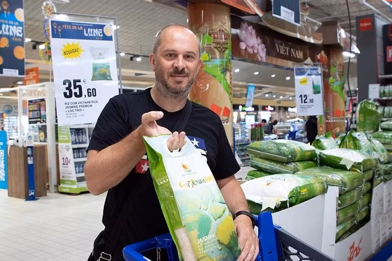 Le riz vietnamien vendu dans un supermarché en France. Photo : congthuong.vn.