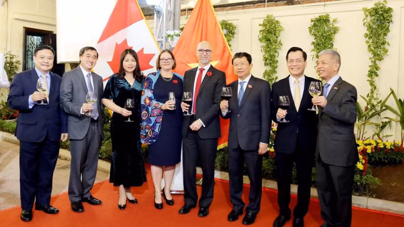 Des responsables vietnamiens et canadiens lors de la célébration. Photo : baoquocte.vn.