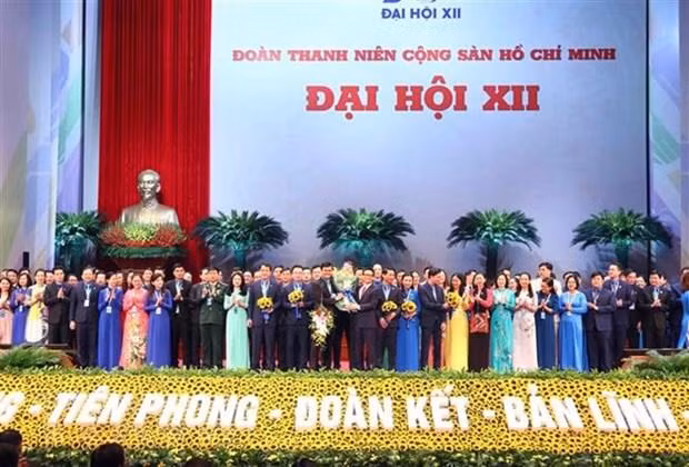 Le Vice-Premier ministre Vu Duc Dam présente des fleurs pour féliciter le 12e Congrès national de l’Union de la jeunesse communiste Hô Chi Minh (UJCH) pour le mandat 2022-2027. Photo : VNA