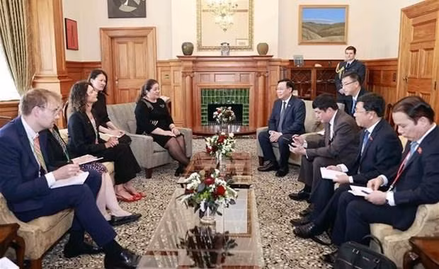 Entrevue entre le Président de l'AN, Vuong Dinh Huê, et la gouverneure générale de la Nouvelle-Zélande, Dame Cindy Kiro. Photo : VNA.