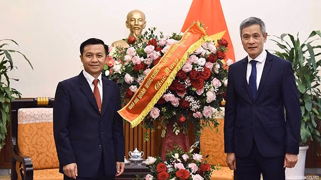 L’ambassadeur adjoint laotien au Vietnam, Chanthaphone Khammanychanh (à gauche) et l’assistant du ministre des Affaires étrangères, Nguyên Minh Vu, le 31 août à Hanoi. Photo : baoquocte.vn.